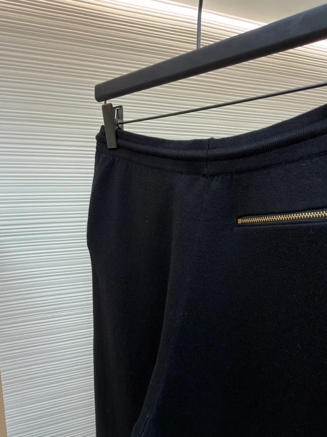 LOUIS VUITTON wool knitted printed leggings trousers ●Original version: Purchased and developed by 13100 ●Item number: 1682078-B70 ●Fabric: wool blended fabric ●Technology: knitted ●Color: black ●Version: fitted version ●Weight: about 510 grams ●Size: S-M-L-XL ●Description: Wool custom-dyed with 48s cashmere blended imported yarn, imported Stoll 14-needle double-sided jacquard process, a single piece takes 280 minutes per piece, the pockets are made of 60s modal cotton, the cashmere feels very soft and waxy, with high warmth retention, custom-made logo zipper, specific three-label washing, the overall routing is straight and delicate, the fabric is comfortable and soft, the color is consistent and no color difference It can be matched with the same style to create a fashionable look, and can be used in various occasions. Customized accessories, complete with three standards, same style for men and women!